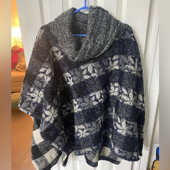 Gorgeous Anthropologie reversible poncho sweater EUC - Picture 6 of 7